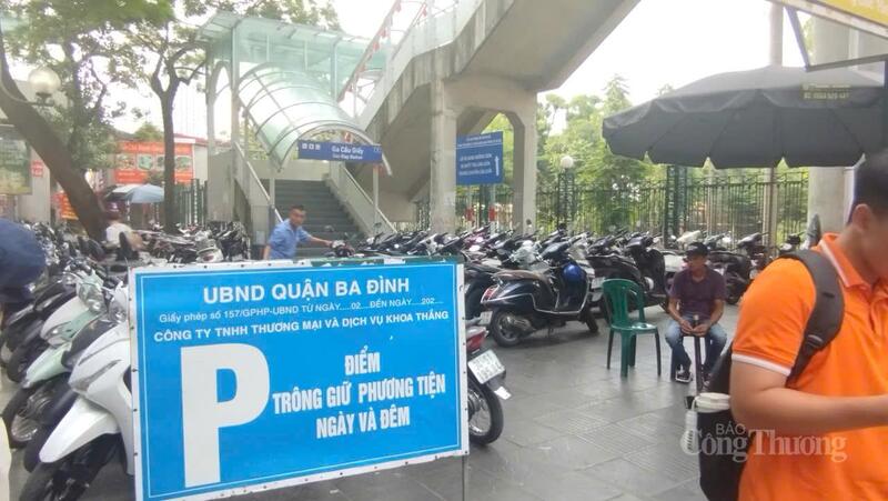 Một bãi trông giữ xe máy trên vỉa hè đường Cầu Giấy và nằm dưới gầm cầu nhà ga Cầu Giấy (ngay sát cổng Công viên Thủ Lệ) vẫn hoạt động bình thường.