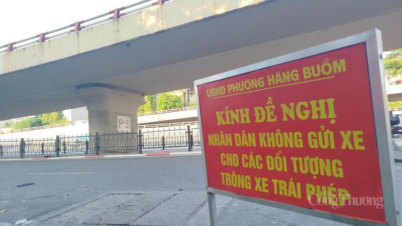 Một bảng thông tin gần gầm cầu Chương Dương.