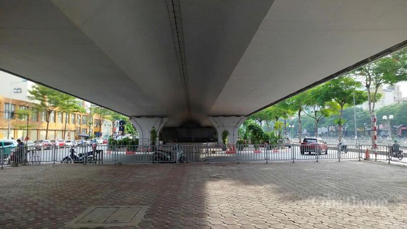 Bãi trông giữ xe tự phát tại khu vực gầm cầu vượt Láng - Cầu Giấy đã được cơ quan chức năng giải tỏa xong.