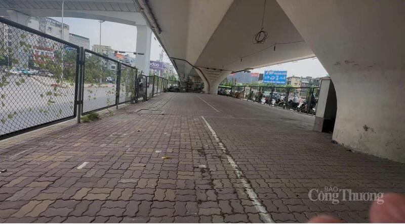 Bãi trông giữ xe tại gầm cầu Ngã Tư Vọng cũng đã được giải tỏa thông thoáng.