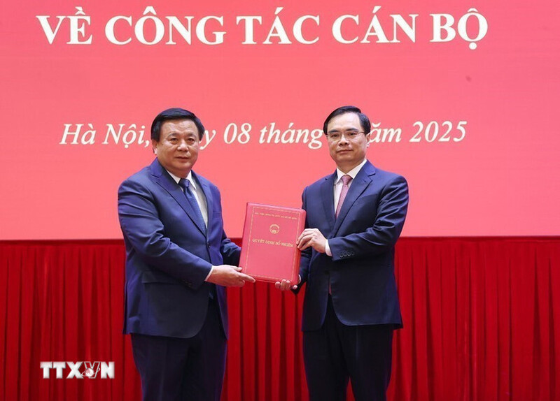 GS,TS. Nguyễn Xuân Thắng trao quyết định bổ nhiệm lại PGS,TS. Dương Trung Ý giữ chức Phó Giám đốc Học viện Chính trị Quốc gia Hồ Chí Minh. Ảnh: TTXVN