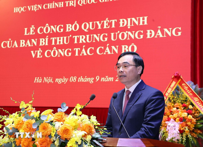 PGS,TS. Dương Trung Ý, Phó Giám đốc Học viện Chính trị quốc gia Hồ Chí Minh phát biểu nhận nhiệm vụ. Ảnh: TTXVN