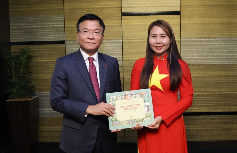 Bà Lê Thị Thương tặng Phó Thủ tướng cuốn sách Lược sử nước Việt bằng tranh. Ảnh: VGP/Đức Tuân