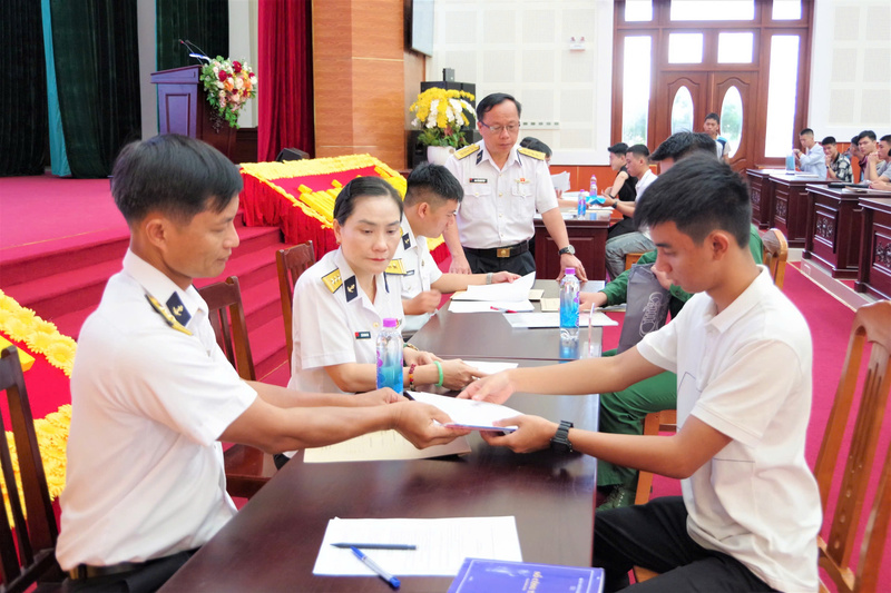 Cán bộ Học viện tiếp nhận hồ sơ nhập học của tân học viên.