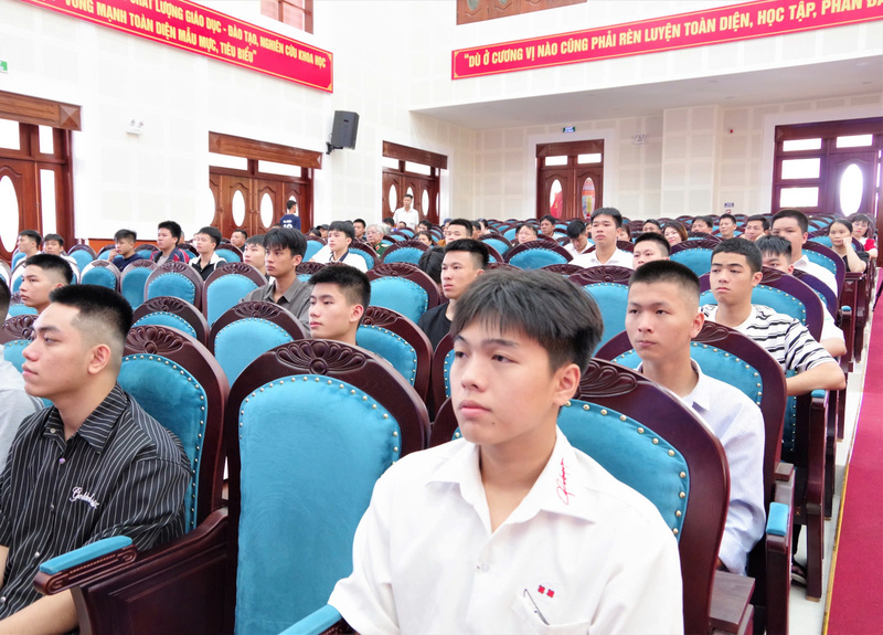 Tân học viên và gia đình nghe quán triệt tại buổi tiếp nhận.