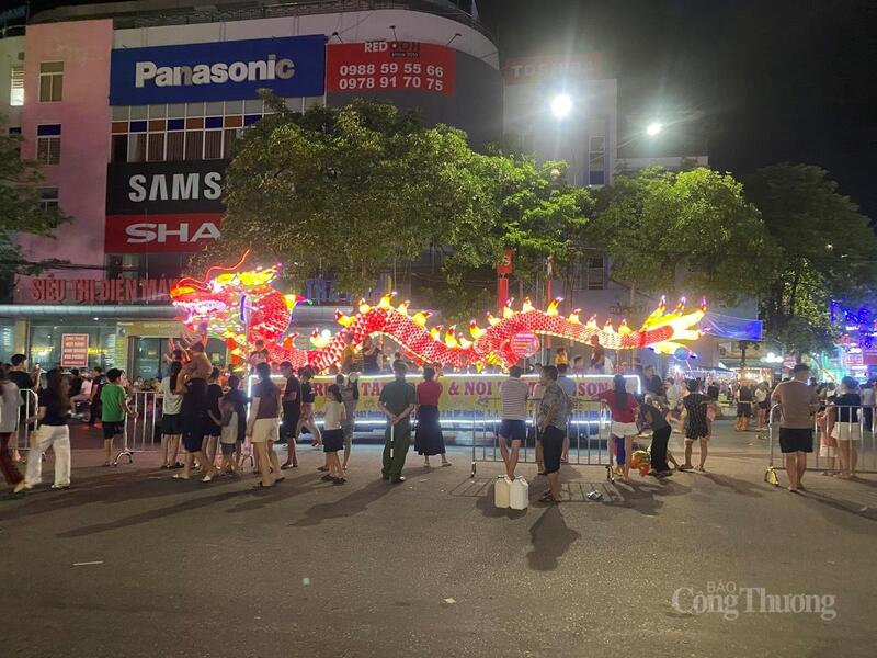 Không khí lễ hội sắc màu