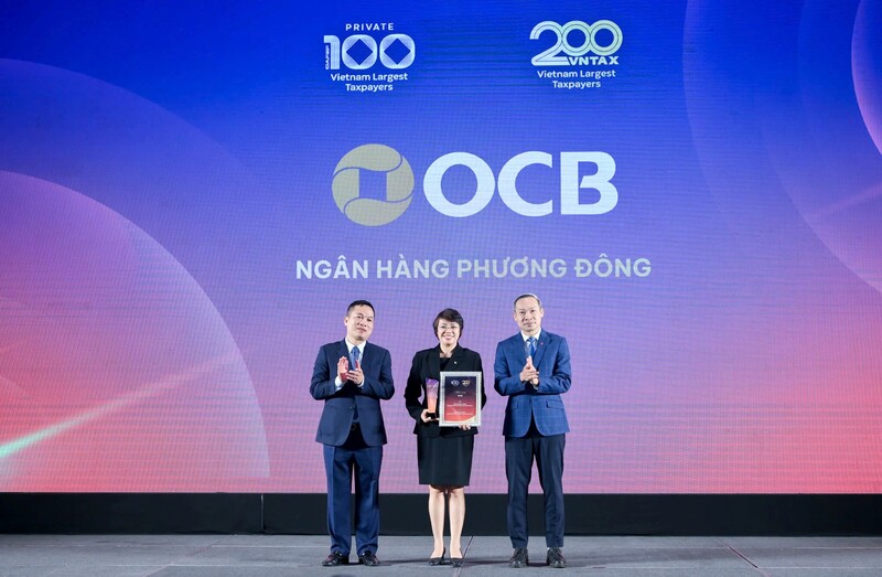 Đại diện OCB nhận cúp và kỷ niệm chương tại Lễ vinh danh