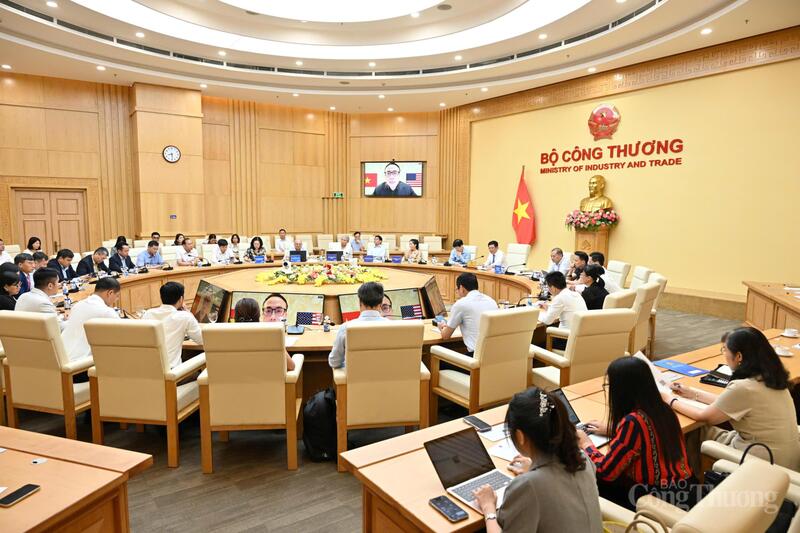 Toàn cảnh Hội nghị giao ban xúc tiến thương mại với hệ thống thương vụ Việt Nam ở nước ngoài tháng 8/2025. Ảnh: Cấn Dũng
