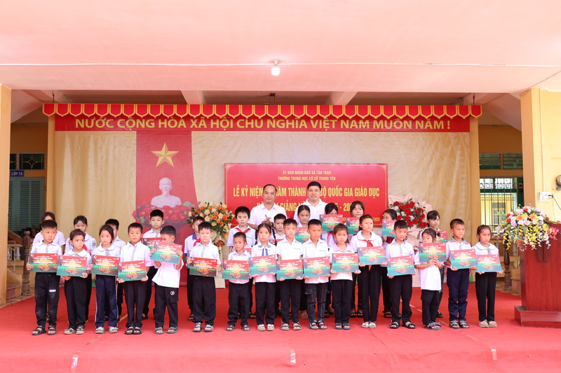 Ông Đinh Tiến Hải và ông Hồng Quang trao học bổng cho các em học sinh Trường Tiểu học Tân Trào và Trường Tiểu học Tôn Đức Thắng