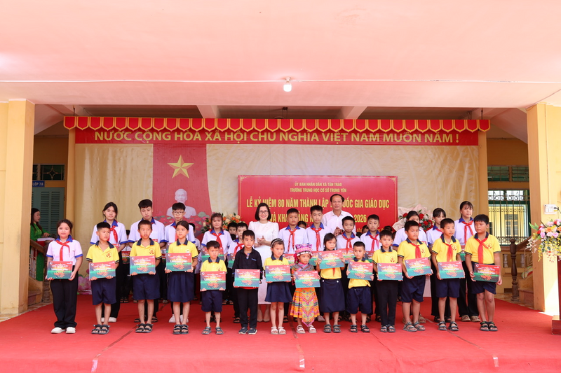 Bà Lê Thị Thu Hà, Phó Chủ tịch Thường trực Công đoàn Vietcombank và ông Giang Tuấn Anh, Bí thư Đảng ủy - Chủ tịch Hội đồng nhân dân xã Tân Trào trao học bổng cho các em học sinh Trường Tiểu học Kim Quan và Trường THCS Tân Trào