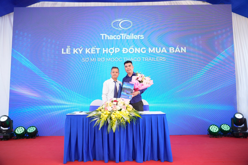 Khách hàng ký kết hợp đồng mua sơ mi rơ moóc Thaco Trailers tại sự kiện