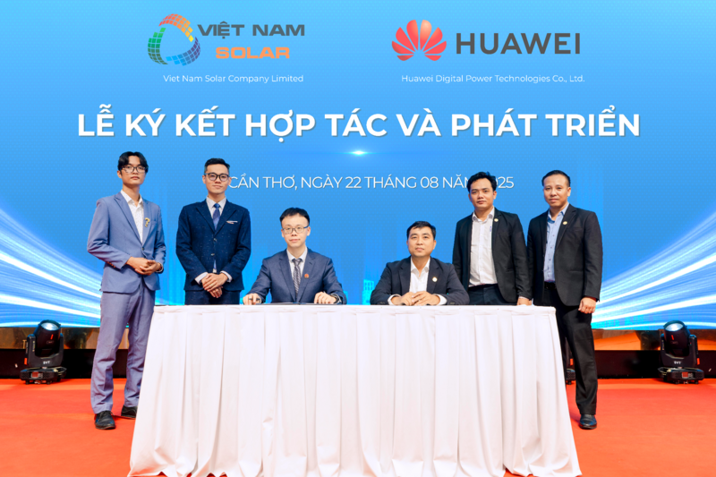 Buổi lễ ký kết hợp tác chiến lược giữa Việt Nam Solar và Huawei tại hội thảo “Điện mặt trời kết hợp lưu trữ - Giải pháp an toàn, hiệu quả, bền vững”