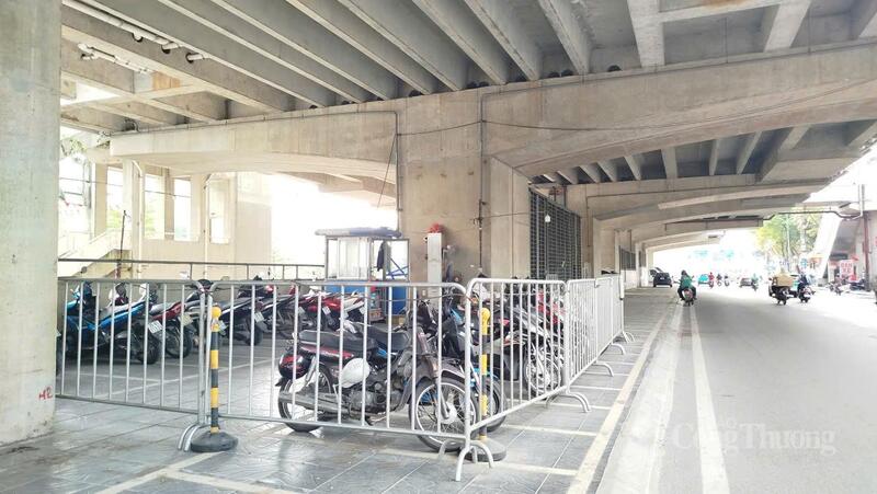 Bãi đỗ xe dưới gầm cầu nhà ga metro (Cầu Giấy).