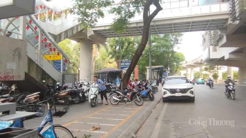 Bãi xe khu vực ga metro Nhổn - Cầu Giấy (phía công viên Thủ Lệ) tấp nập người ra vào.