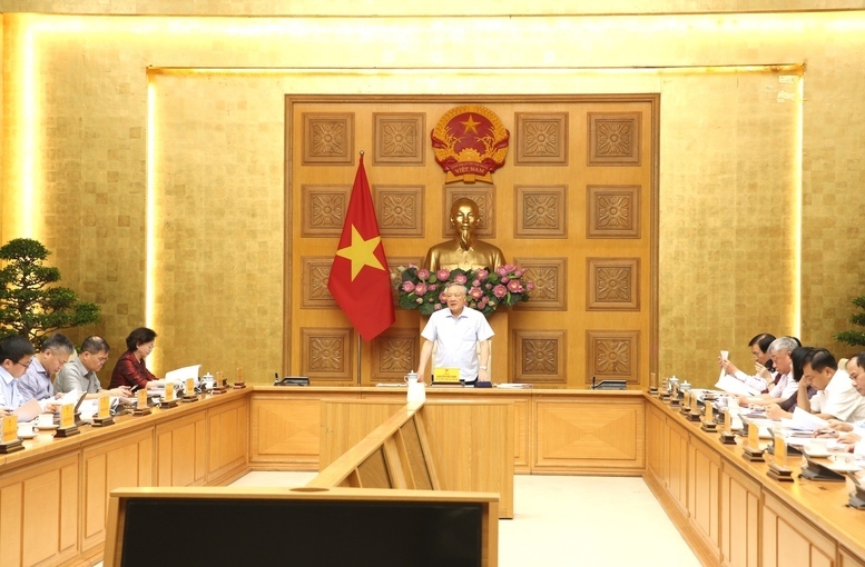 Phó Thủ tướng Thường trực hoan nghênh Bộ Nội vụ đã xây dựng được dự thảo Báo cáo chuyên đề rất dày dặn, nhiều thông tin - Ảnh: VGP/Nguyễn Hoàng.
