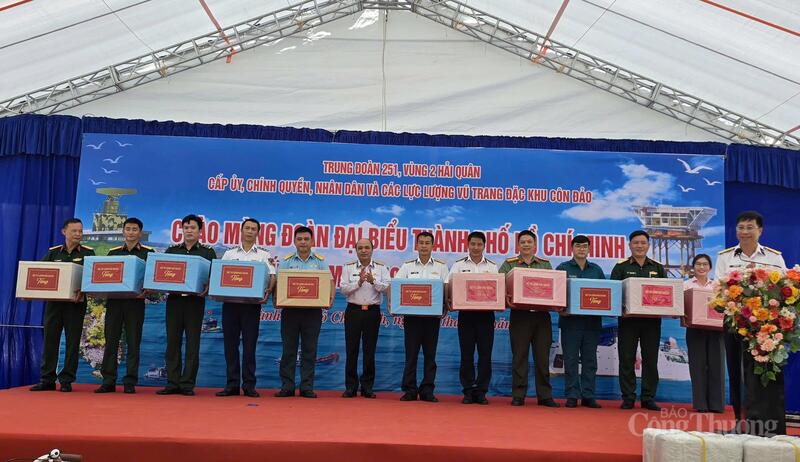 Đại diện Bộ Tư lệnh Hải quân, Chuẩn đô đốc Đỗ Văn Yên tặng quà cho các lực lượng chức năng đang công tác tại đặc khu Côn Đảo