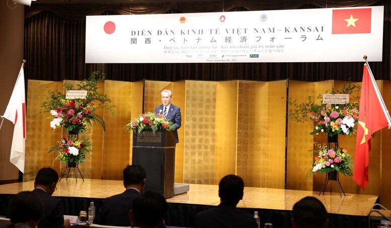Phó Chủ tịch điều hành JETRO Takashima Tomohiro phát biểu tại Diễn đàn kinh tế Việt Nam - Kansai - Ảnh: VGP/Đức Tuân
