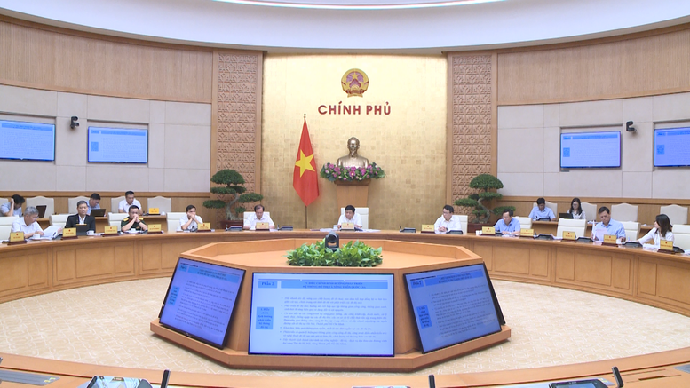 Phó Thủ tướng đề nghị các bộ, ngành cần khẩn trương rà soát, nghiên cứu kỹ càng tài liệu do Bộ Tài chính gửi để cho ý kiến, đề xuất muộn nhất trong ngày 11/9. Ảnh: VGP/Thu Sa.