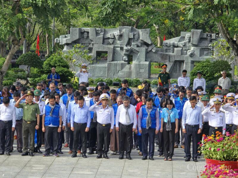 Đoàn công tác làm lễ dâng hương, dâng hoa tại nghĩa trang Hàng Dương
