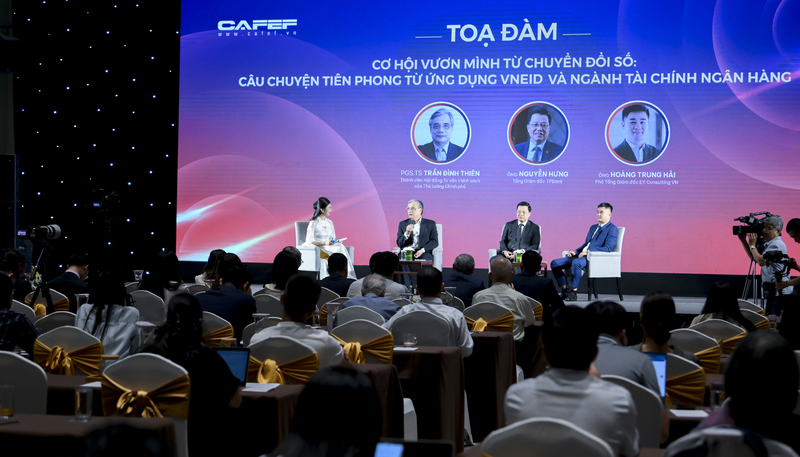 Tọa đàm “Cơ hội vươn mình từ chuyển đổi số: Câu chuyện tiên phong từ ứng dụng VNeID và ngành Tài chính Ngân hàng”