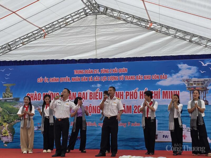 Hoạt động giao lưu văn nghệ của đoàn công tác tại Trạm ra đa 590, Vùng 2 Hải quân