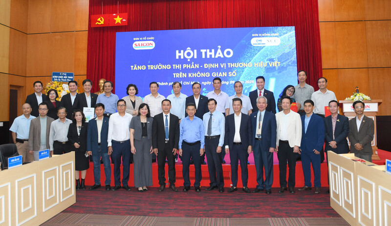 Lãnh đạo TP. Hồ Chí Minh và các đại biểu tham dự hội thảo. Ảnh: Minh Khuê.