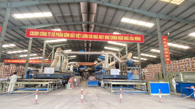 Tổ hợp Công ty cổ phần Gốm Đất Việt ứng dụng khoa học công nghệ vào sản xuất gắn với bảo vệ môi trường, giảm sức lao động của công nhân. Ảnh: Quang Mâu