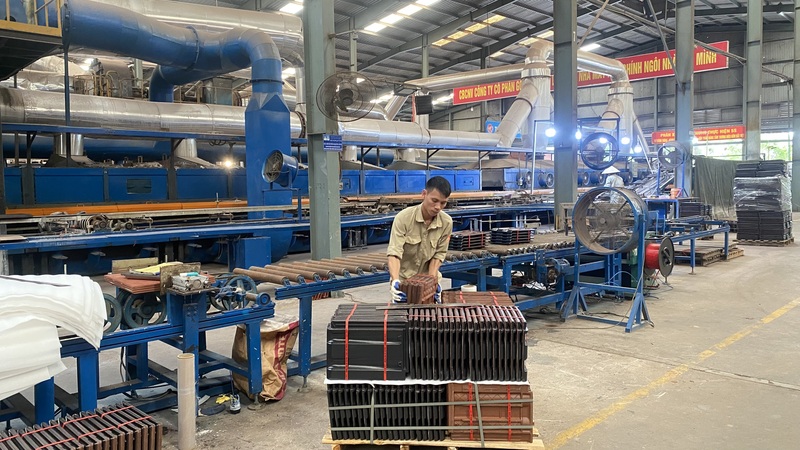 Công nhân tại Gốm Đất Việt làm việc trong môi trường không khói bụi, tiếng ồn. Ảnh: Quang Mâu