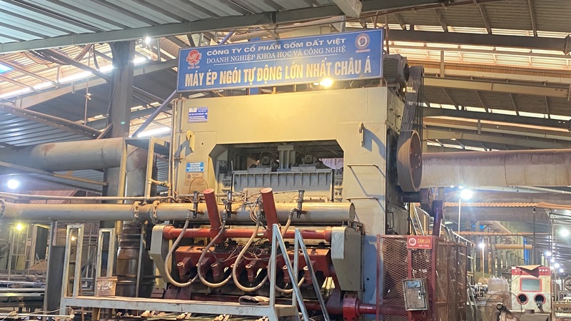 Hệ thống công nghệ sản xuất hiện đại tại Gốm Đất Việt. Ảnh: Quang Mâu
