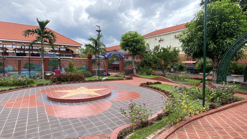 Khuôn viên cây xanh trong nhà máy và là sân chơi của con công nhân ăn, học miễn phí tại Mầm non Gốm Đất Việt. Ảnh: Quang Mâu