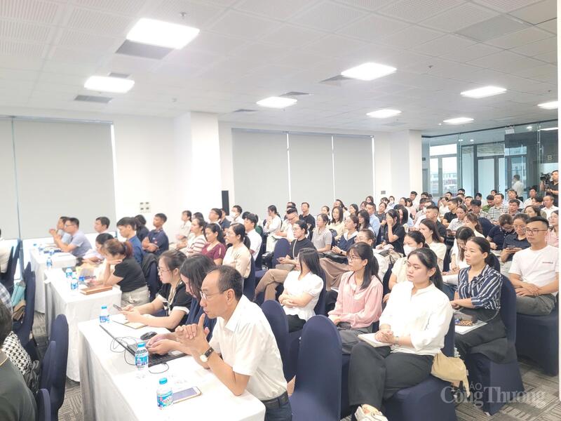 Các đại biểu và doanh nghiệp liên quan đến hoạt động hóa chất trên địa bàn TP. Hải Phòng tham gia hội nghị