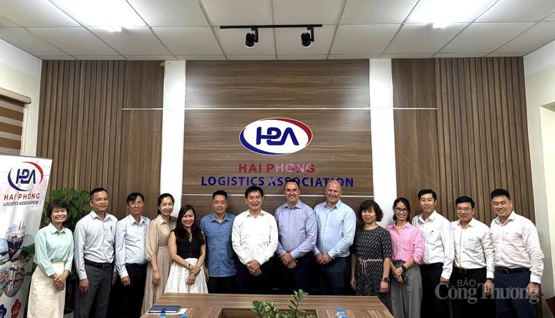 Các đại biểu chụp ảnh lưu niệm trong chuyến thăm và làm việc.