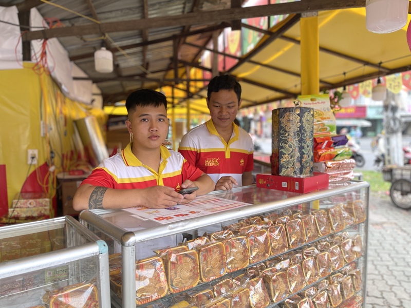 Anh Nguyễn Quốc Duy (bên trái) cho biết lượng khách hàng trong 2 tuần gần đây khá ổn định. Ảnh: Hoàng Chiến