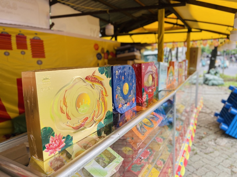 Bánh trung thu với đa dạng mẫu mã, bao bì đa dạng, bắt mắt. Ảnh: Hoàng Chiến