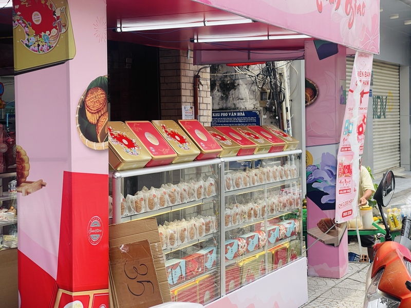 Một cửa hàng bán bánh trung thu trên đường Xô Viết Nghệ Tĩnh. Ảnh: Hoàng Chiến