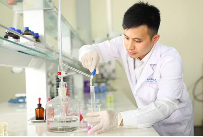 Nhân lực chất lượng cao được coi là "nền" cho ngành hoá chất phát triển bền vững. Ảnh: TTXVN