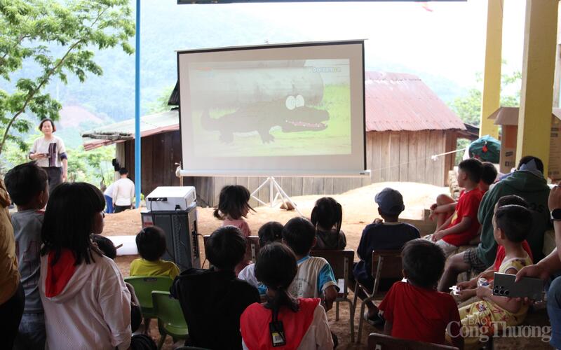 "Rạp chiếu phim trên núi" cho các em học sinh tại điểm trường Nóc Ngọc Nâm (xã Trà Tập).