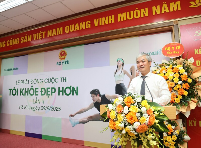 Nhà báo Trần Tuấn Linh, Tổng Biên tập Báo Sức khỏe và Đời sống, Trưởng Ban Tổ chức phát biểu tại lễ phát động cuộc thi "Tôi khỏe đẹp hơn" lần 4.