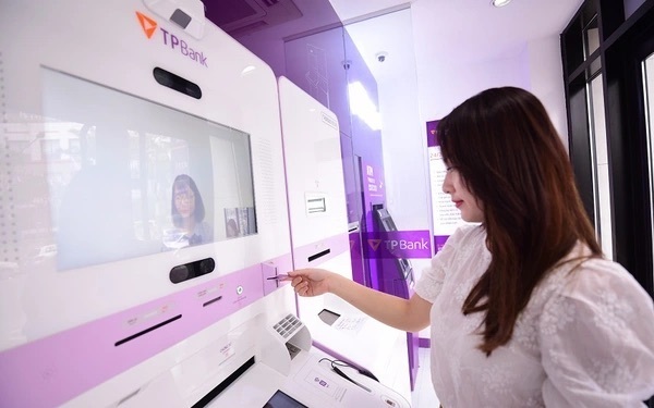 Với hệ thống hàng trăm điểm giao dịch tự động của TPBank đã thay thế vai trò của nhiều chi nhánh truyền thống. Ảnh: Duy Minh