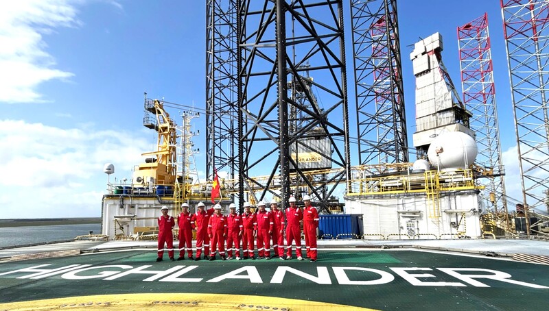 Đội ngũ kỹ thuật của PV Drilling nhận giàn khoan tại Đan Mạch (Ảnh PV Drilling)