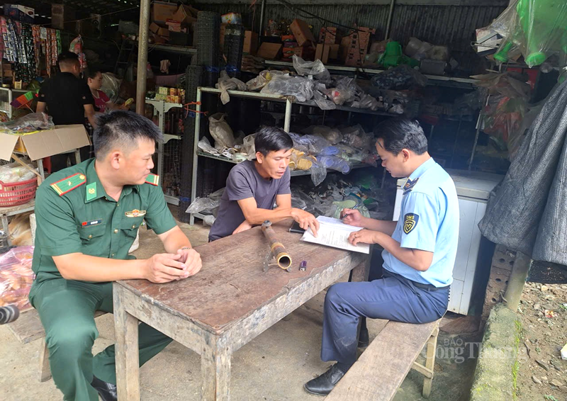 Lực lượng Quản lý thị trường Thanh Hóa tiến hành ký cam kết với các hộ kinh doanh khu vực biên giới