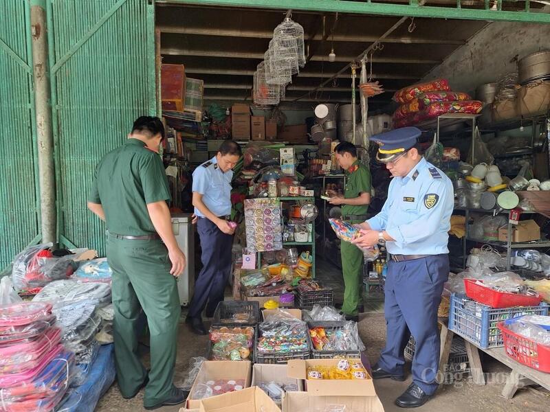 Lực lượng chức năng tỉnh Thanh Hóa phối hợp, tăng cường kiểm tra hoạt động buôn bán tại các xã biên giới