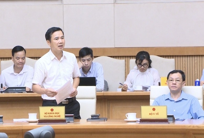 Thứ trưởng Bộ Khoa học và Công nghệ Bùi Thế Duy báo cáo tại cuộc họp - Ảnh: VGP/Thu Sa