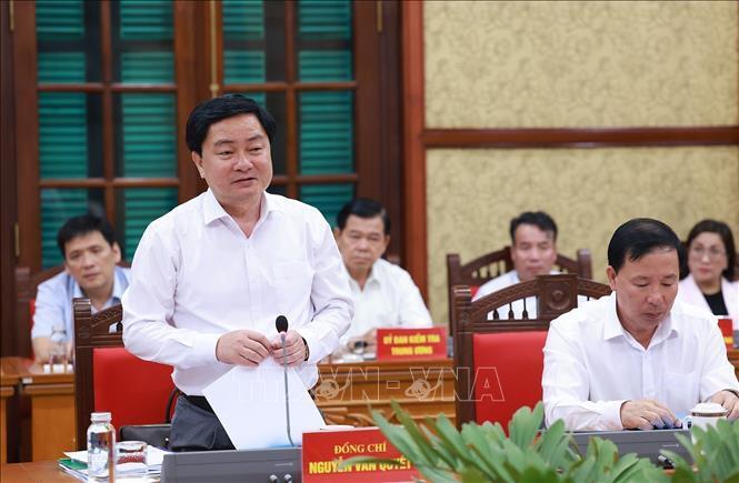 Đồng chí Nguyễn Văn Quyết, Bí thư Tỉnh ủy Tây Ninh báo cáo Dự thảo văn kiện và phương án nhân sự cấp uỷ Đại hội đại biểu Đảng bộ tỉnh nhiệm kỳ 2025 - 2030. Ảnh: Dương Giang/TTXVN