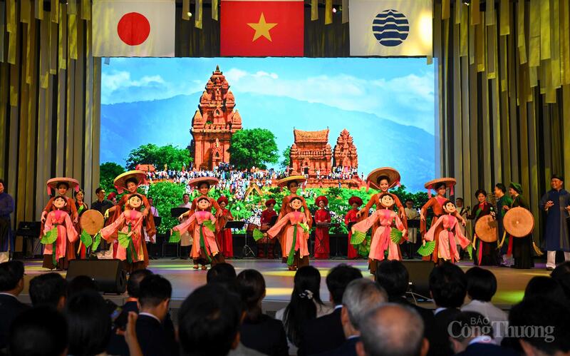 Chương trình nghệ thuật khai mạc Ngày Quốc gia Việt Nam dẫn dắt khán giả vào một hành trình văn hóa Việt đầy cảm xúc.