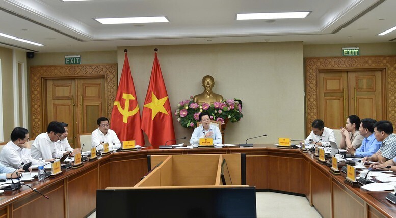 Phó Thủ tướng nhấn mạnh giải ngân hết 100% vốn đầu tư công không chỉ là trách nhiệm mà còn là động lực chính cho tăng trưởng - Ảnh: VGP/Giang Thanh
