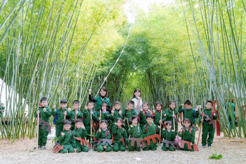 Các bạn nhỏ tham quan tại khu du lịch sinh thái cộng đồng Bản Ven Xanh. Ảnh: Cỏ May