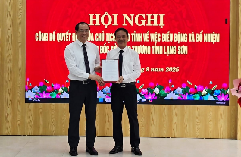 Phó Chủ tịch Thường trực UBND tỉnh Dương Xuân Huyên (bên trái) trao Quyết định cho ông Bùi Quốc Khánh. Ảnh: Hoàng Nghĩa.