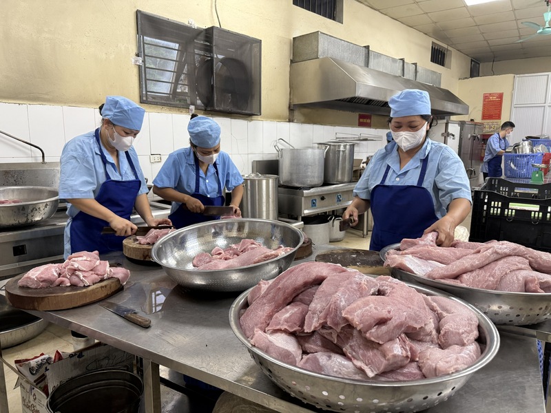 Nhân viên bếp ăn sơ chế thịt cho bữa ăn bán trú. Ảnh: NTCC