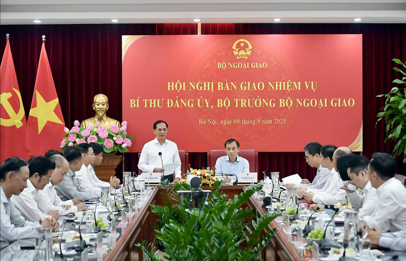 Phó Thủ tướng Chính phủ Bùi Thanh Sơn nhấn mạnh, công tác ngoại giao cần chuyển từ "rộng" sang "sâu", trở thành động lực quan trọng của nền kinh tế. Ảnh: Quang Hòa